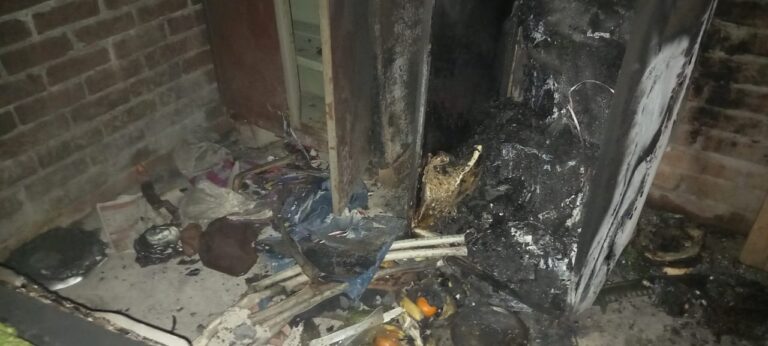 जलती मोमबत्ती कपड़ों पर गिरने से मकान में आग लगी जलती मोमबत्ती कपड़ों पर गिरने से मकान में आग लगी