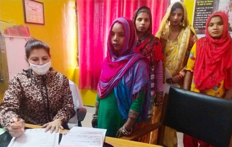 प्रधानमंत्री सुरक्षित मातृत्व योजना में गर्भवतियों की जांच