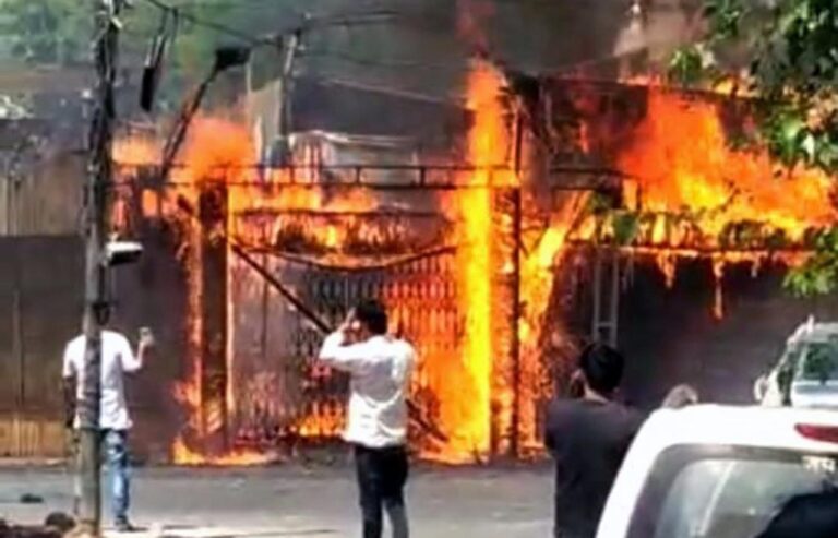 चिंगारी दे गई बड़ा दर्द, खाली प्लॉट में कूड़े के ढेर से तीन मकानों में लगी थी आग चिंगारी दे गई बड़ा दर्द, खाली प्लॉट में कूड़े के ढेर से तीन मकानों में लगी थी आग
