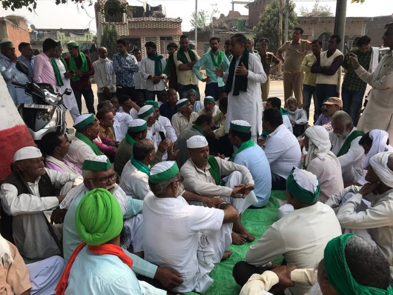 गुलदार की मौत के मामले में किसानों के उत्पीड़न पर किया धरना प्रदर्शन