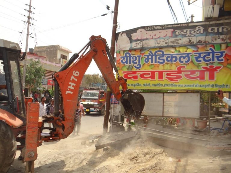 नगर निगम की टीम ने गढ़ रोड से हटाया अतिक्रमण नगर निगम की टीम ने गढ़ रोड से हटाया अतिक्रमण