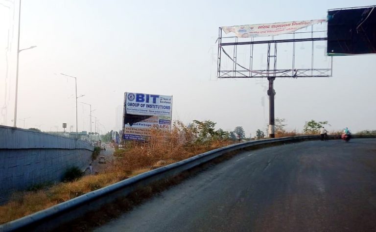 एनएच-58 पर किसकी इजाजत से लगे होर्डिंग्स