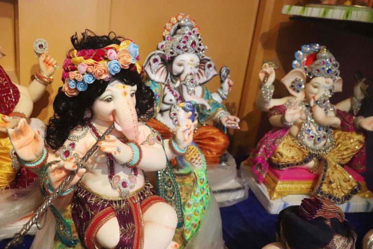 गणेशोत्सव की तैयारियां शुरू, मिट्टी की कमी से जूझ रहे कारीगर