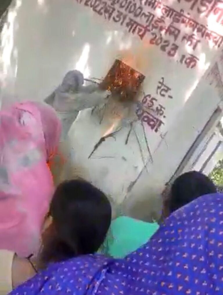 शराब ठेके के खिलाफ महिलाओं ने खोला मोर्चा शराब ठेके के खिलाफ महिलाओं ने खोला मोर्चा