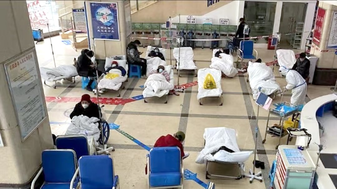 चीन में अस्पताल के गलियारे में बेड डालकर मरीजों का इलाज किया जा रहा।