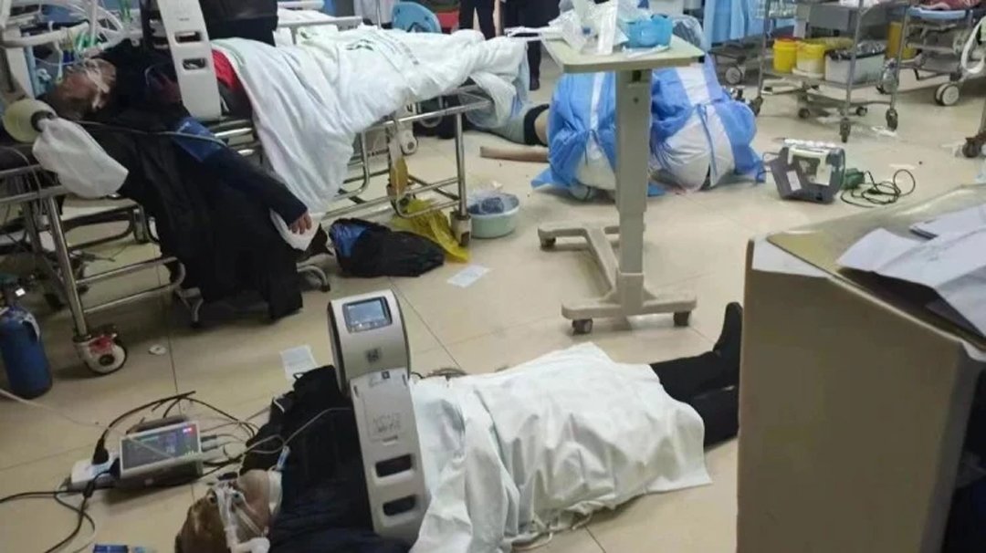 चीन में जिन कोरोना मरीजों को अस्पताल में एंट्री मिल जा रही है, उनका फर्श पर इलाज चल रहा।