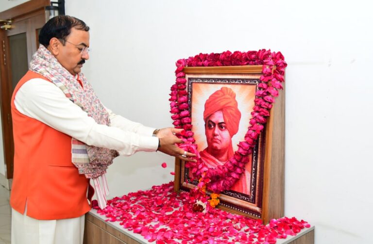 उप मुख्यमंत्री केशव प्रसाद मौर्य ने स्वामी विवेकानंद के चित्र पर माल्यार्पण कर श्रद्धा सुमन अर्पित किए