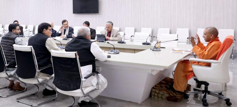 बिजली चोरी को रोकते हुए बुनकरों को बिल में दें सब्सिडी: सीएम योगी