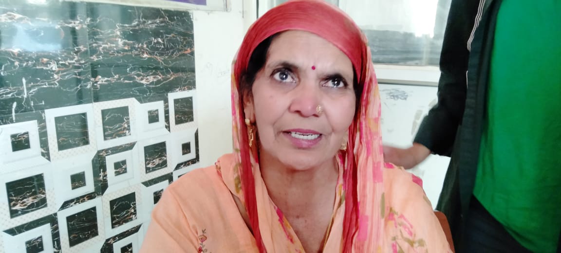 दिनदहाड़े हुई वारदात से हड़कंप, लिफ्ट देकर लाखों के आभूषण लूटे 1 पीड़िता।