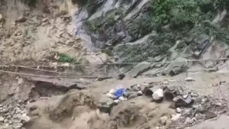 J&K: जम्मू-कश्मीर के किश्तवाड़ में बादल फटा, चिशोती गांव में भारी तबाही की आशंका, बचाव अभियान जारी