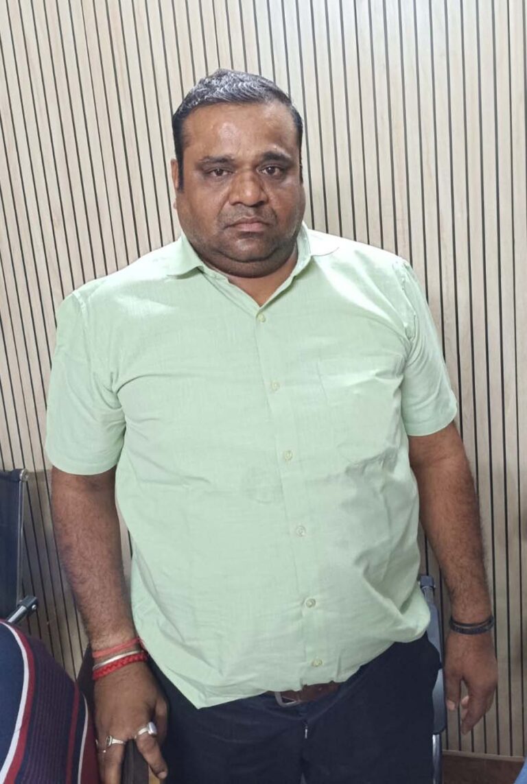 Meerut News: एंटी करप्शन ने एसीएम चतुर्थ के चपरासी को रिश्वत लेते दबोचा