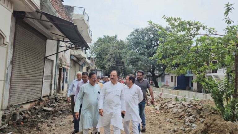 Saharanpur News: नगर विधायक राजीव गुंबर ने गोपाल नगर और शुगर मिल क्षेत्र का किया निरीक्षण