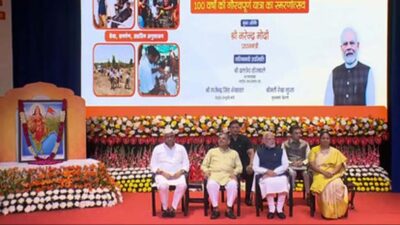 RSS के शताब्दी समारोह में पहुंचे PM Modi, स्मारक डाक टिकट और सिक्का किया जारी 1 07