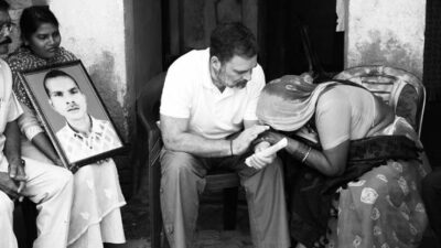 UP News: हरिओम वाल्मीकि के परिजनों से मिले राहुल गांधी, बोले- "हमारे बेटे, हमारे भाई को मारा गया है" 1 14 9