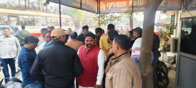 Bijnor News: महिला की मौत के बाद अस्पताल पर परिजनों का हंगामा