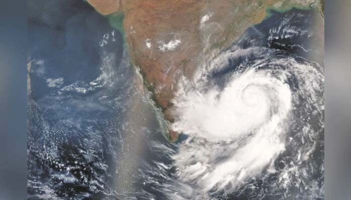 Cyclone Ditwah: चक्रवाती तूफान दित्वाह लैंडफॉल से कुछ ही दूर, मौसम विभाग ने  जारी किया रेड अलर्ट - DAINIK JANWANI