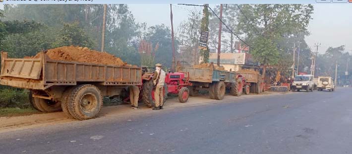 Bijnor News: मिट्टी खनन करते एक जेसीबी, पांच ट्रैक्टर ट्राली पकड़े