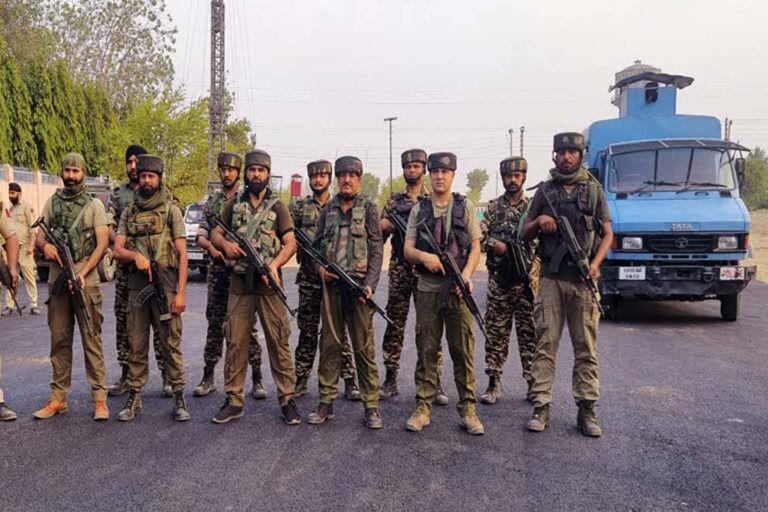 J&K पुलिस ने उजागर किया बड़ा आतंकी नेटवर्क, जैश-ए-मोहम्मद और अंसार गजवत-उल-हिंद से जुड़े कई गिरफ्तार, भारी मात्रा में हथियार बरामद