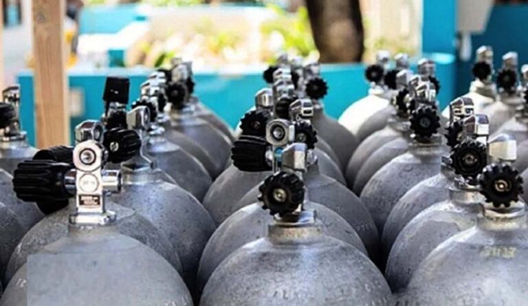 UP: नोएडा के निजी अस्पताल में ऑक्सीजन पाइप फटने से मचा हड़कंप, आईसीयू के मरीजों को शिफ्ट किया गया