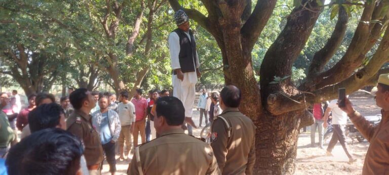 Bijnor News: आम के बाग से लटका मिला शव, हड़कंप