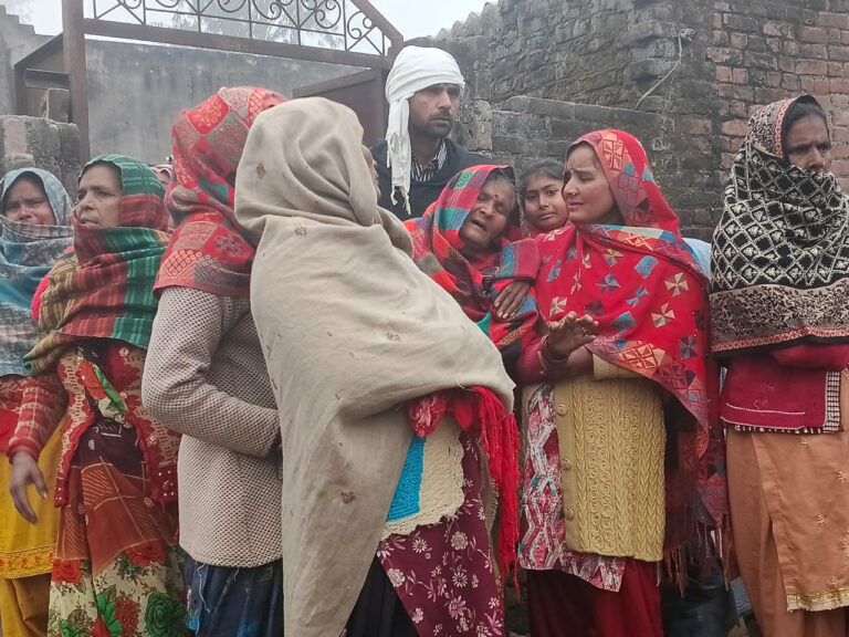 Bijnor News: घर के अंदर युवक ने फांसी लगाकर की आत्महत्या, पुलिस ने शव को पीएम के लिए भेजा