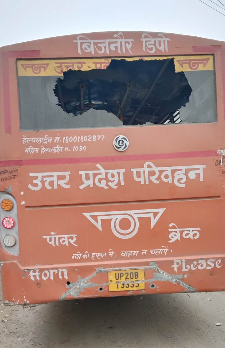 Bijnor News: शरारती तत्वों ने रोडवेज बसों के शीशे तोड़े