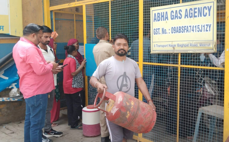 Meerut News: टीपी नगर में गैस सिलेंडर को लेकर हंगामा, लोगों ने एजेंसी पर लगाए ब्लैक करने के आरोप