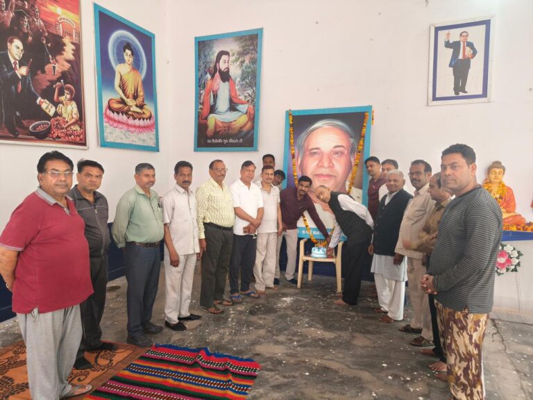 Meerut News: माननीय कांशीराम की जयंती पर सुमन अर्पित कर केक काटकर मनाया जन्मदिवस