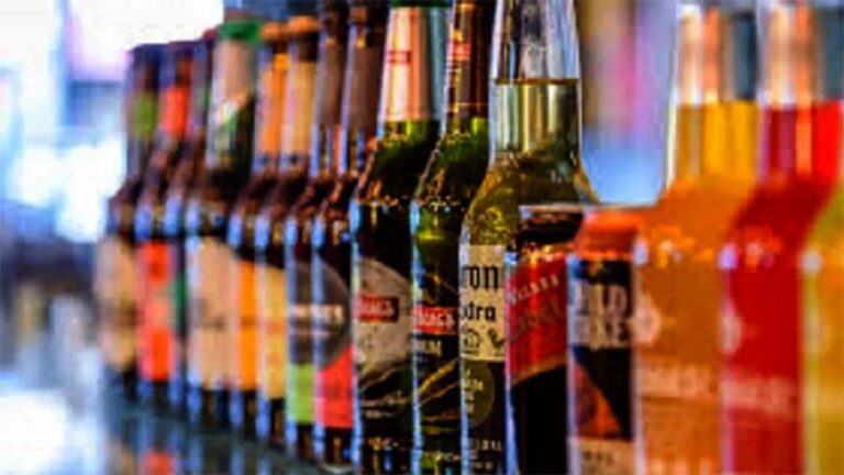 UP News: आगरा में शराब ठेकों पर ओवरचार्जिंग का खेल, पुराने स्टॉक पर नए दाम वसूल रहे कारोबारी