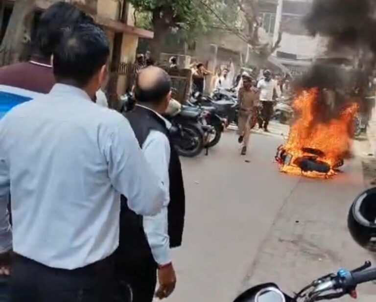 Meerut News: कचहरी में बाइक में लगी अचानक आग, अफरा-तफरी का माहौल